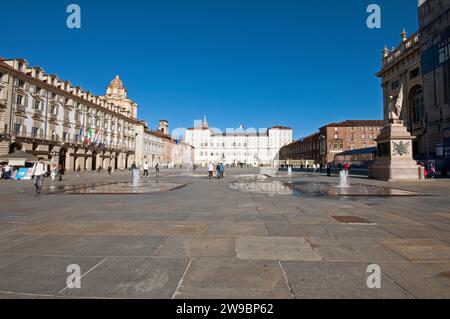 Piazza del Castello con il Palazzo reale (Musei reali) sullo sfondo, Torino, Piemonte, Italia Foto Stock