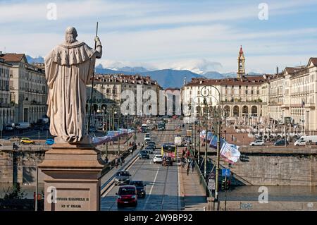 Vista del ponte Vittorio Emanuele e di piazza Vittorio Veneto (con il retro della statua di Vittorio Emanuele i, di Giuseppe Gaggini), Torino, Piemonte, Italia Foto Stock