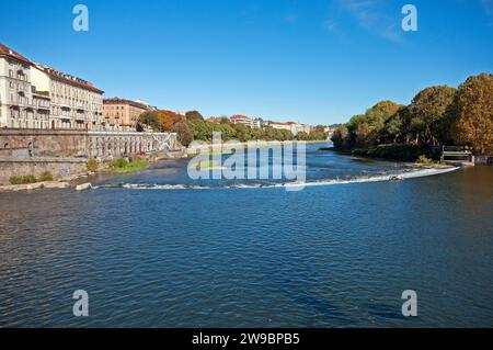 Fiume po visto dal ponte Vittorio Emanuele (sulla destra il Parco Michelotti), Torino, Piemonte, Italia Foto Stock