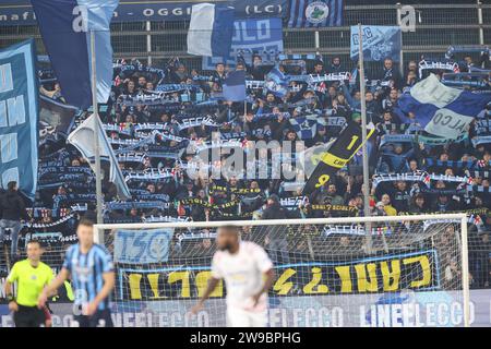 Lecco, Italia. 26 dicembre 2023. Tifosi di Lecco durante il match di serie BKT tra Lecco e Sudtirol allo Stadio Mario Rigamonti-Mario ceppi il 26 dicembre 2023 a Lecco, Italia. (Foto di Matteo Bonacina/LiveMedia) Credit: Independent Photo Agency/Alamy Live News Foto Stock