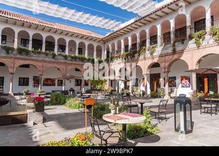 Il cortile interno vuoto del Marriott El Convento Hotel a Cusco, in Perù Foto Stock