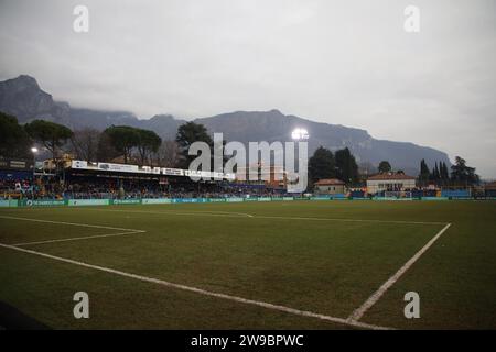 Lecco, Italia. 26 dicembre 2023. Il terreno durante il match di serie BKT tra Lecco e Sudtirol allo Stadio Mario Rigamonti-Mario ceppi il 26 dicembre 2023 a Lecco, Italia. (Foto di Matteo Bonacina/LiveMedia) Credit: Independent Photo Agency/Alamy Live News Foto Stock