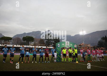 Lecco, Italia. 26 dicembre 2023. Le squadre durante il match di serie BKT tra Lecco e Sudtirol allo Stadio Mario Rigamonti-Mario ceppi il 26 dicembre 2023 a Lecco, Italia. (Foto di Matteo Bonacina/LiveMedia) Credit: Independent Photo Agency/Alamy Live News Foto Stock