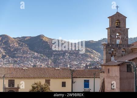 Alcuni edifici sulla montagna collinare di Cusco, in Perù Foto Stock