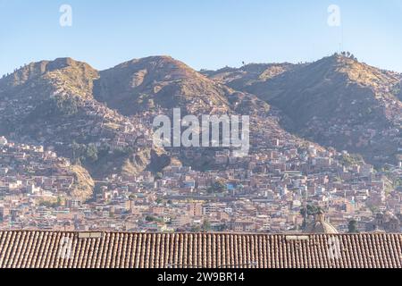 Alcuni edifici sulla montagna collinare di Cusco, in Perù Foto Stock