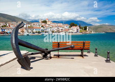 Vista della città di Galaksidi, un luogo pittoresco con una ricca storia navale come testimonia l'ancora di ferro sullo sfondo, monumento ai marinai della città Foto Stock