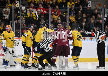 Gothenburg, Svezia. 26 dicembre 2023. Gothenburg, Svezia 20231226Fighting all'inizio durante il girone del campionato mondiale juniores IIHF una partita di hockey su ghiaccio tra Svezia e Lettonia allo Scandinavium di Gothenburg, Svezia, 26 dicembre 2023. Foto: Björn Larsson Rosvall/TT/Kod 9200 crediti: TT News Agency/Alamy Live News Foto Stock