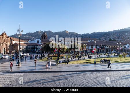 Persone a Plaza de Armas nel centro storico di Cusco, in Perù Foto Stock