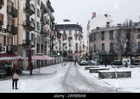 Chamonix, Francia - 9 dicembre 2022. Nevicate di dicembre a Chamonix Centre-ville, località delle alpi francesi, alta Savoia , Francia Foto Stock