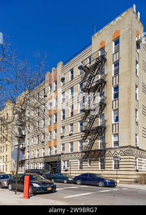 711 Brightwater Court, un edificio di appartamenti in stile Art Deco in mattoni policromi e terracotta a Brighton Beach, Brooklyn (alias Little Odessa). Foto Stock