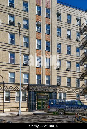 711 Brightwater Court, un edificio di appartamenti in stile Art Deco in mattoni policromi e terracotta a Brighton Beach, Brooklyn (alias Little Odessa). Foto Stock