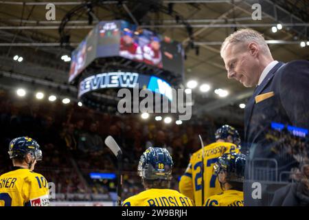 Gothenburg, Svezia. 26 dicembre 2023. Il capo-allenatore svedese Magnus Havelid durante la partita di hockey su ghiaccio del gruppo IIHF World Junior Championship tra Svezia e Lettonia allo Scandinavium di Gothenburg, Svezia, 26 dicembre 2023. Credito: TT News Agency/Alamy Live News Foto Stock