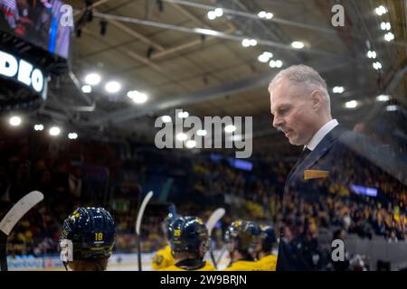 Gothenburg, Svezia. 26 dicembre 2023. Il capo-allenatore svedese Magnus Havelid durante la partita di hockey su ghiaccio del gruppo IIHF World Junior Championship tra Svezia e Lettonia allo Scandinavium di Gothenburg, Svezia, 26 dicembre 2023. Credito: TT News Agency/Alamy Live News Foto Stock