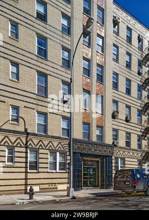 711 Brightwater Court, un edificio di appartamenti in stile Art Deco in mattoni policromi e terracotta a Brighton Beach, Brooklyn (alias Little Odessa). Foto Stock