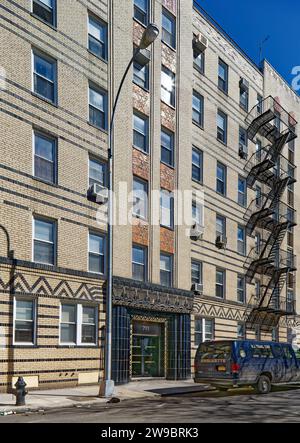 711 Brightwater Court, un edificio di appartamenti in stile Art Deco in mattoni policromi e terracotta a Brighton Beach, Brooklyn (alias Little Odessa). Foto Stock