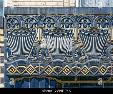 711 Brightwater Court, un edificio di appartamenti in stile Art Deco in mattoni policromi e terracotta a Brighton Beach, Brooklyn (alias Little Odessa). Foto Stock