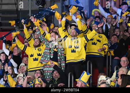 Gothenburg, Svezia. 26 dicembre 2023. Gothenburg, Svezia 20231226Fans durante la partita di hockey su ghiaccio del gruppo IIHF World Junior Championship tra Svezia e Lettonia allo Scandinavium di Gothenburg, Svezia, 26 dicembre 2023. Foto: Björn Larsson Rosvall/TT/Kod 9200 crediti: TT News Agency/Alamy Live News Foto Stock