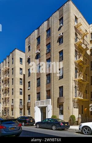 Il 3111 Brighton 1st Place è un edificio di appartamenti in stile Art Deco a Brighton Beach, Brooklyn. Gli pseudo balconi in mattoni di Giulietta sono stati rimossi. Foto Stock