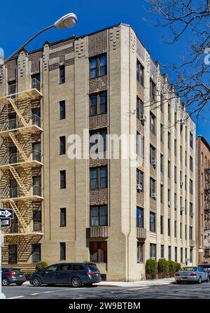 Il 3111 Brighton 1st Place è un edificio di appartamenti in stile Art Deco a Brighton Beach, Brooklyn. Gli pseudo balconi in mattoni di Giulietta sono stati rimossi. Foto Stock