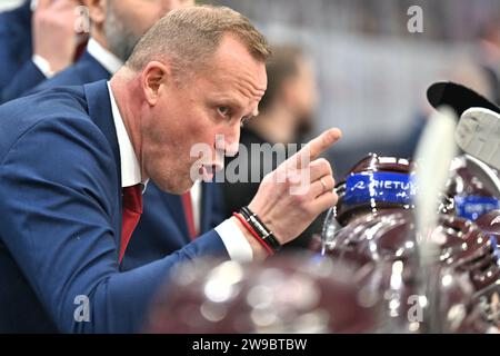 Gothenburg, Svezia. 26 dicembre 2023. Gothenburg, Svezia 20231226Artis Abols, allenatore della Lettonia durante la partita di hockey su ghiaccio del gruppo IIHF World Junior Championship tra Svezia e Lettonia allo Scandinavium di Gothenburg, Svezia, 26 dicembre 2023. Foto: Björn Larsson Rosvall/TT/Kod 9200 crediti: TT News Agency/Alamy Live News Foto Stock