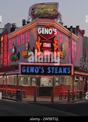 Geno's Steaks, un pilastro del mercato italiano di Filadelfia, si illumina al neon all'alba. Foto Stock