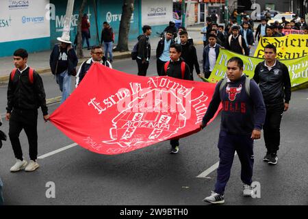 Città del Messico, Messico. 26 dicembre 2023. Gli studenti della scuola rurale normale di Ayotzinapa Guerrero, con striscioni e slogan urlanti in onore dei 43 studenti scomparvero nel massacro di Iguala. Crediti: Luis e Salgado/Alamy Live News Foto Stock