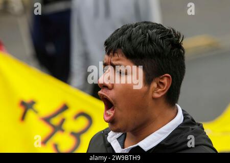 Città del Messico, Messico. 26 dicembre 2023. Studente della Scuola rurale normale di Ayotzinapa Guerrero, gridando uno slogan e sullo sfondo si può vedere il simbolo dei 43 studenti scomparsi. Crediti: Luis e Salgado/Alamy Live News Foto Stock