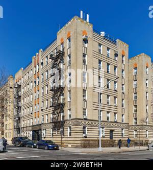 711 Brightwater Court, un edificio di appartamenti in stile Art Deco in mattoni policromi e terracotta a Brighton Beach, Brooklyn (alias Little Odessa). Foto Stock