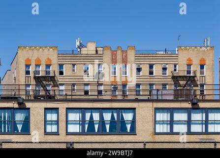 711 Brightwater Court, un edificio di appartamenti in stile Art Deco in mattoni policromi e terracotta a Brighton Beach, Brooklyn (alias Little Odessa). Foto Stock