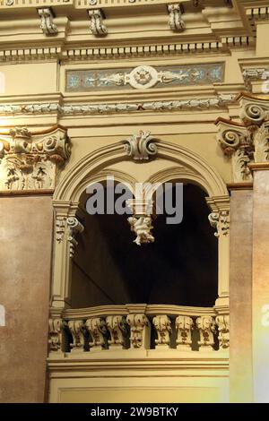 Martina Franca, Italia. Elementi architettonici all'interno della chiesa settecentesca di San Martin di Tours. Foto Stock