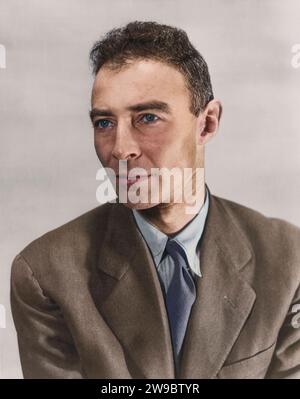 Ritratto del Dr. J. Robert Oppenheimer, fisico atomico e capo del progetto Manhattan. Circa 1944. Foto Stock