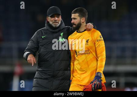 Burnley, Regno Unito. 26 dicembre 2023. Jurgen Klopp, il manager del Liverpool, parla con Alisson Becker, il portiere del Liverpool alla fine della partita. Partita di Premier League, Burnley contro Liverpool al Turf Moor di Burnley, Lancs il giorno di Santo Stefano, martedì 26 dicembre 2023. Questa immagine può essere utilizzata solo per scopi editoriali. Solo per uso editoriale, foto di Chris Stading/Andrew Orchard fotografia sportiva/Alamy Live news credito: Andrew Orchard fotografia sportiva/Alamy Live News Foto Stock