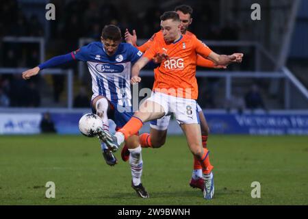 Hartlepool, Regno Unito, 26 dicembre 2023. Joe Grey dell'Hartlepool United è stato colpito da Josh Lundstram dell'Oldham Athletic durante la partita della Vanarama National League tra Hartlepool United e Oldham Athletic al Victoria Park di Hartlepool martedì 26 dicembre 2023. (Foto: Michael driver | mi News) crediti: MI News & Sport /Alamy Live News Foto Stock