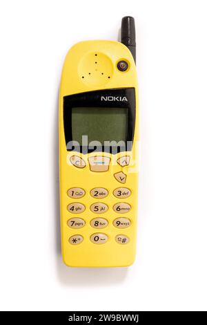 Galizia, Spagna; 21 dicembre 2023: Cellulare Nokia degli anni '1990 isolato su sfondo bianco Foto Stock