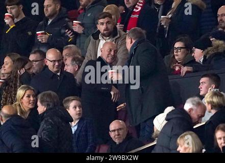 Sir Dave Brailsford (al centro) e Patrick Stewart (al centro a sinistra) in tribuna durante la partita di Premier League all'Old Trafford, Manchester. Data immagine: Martedì 26 dicembre 2023. Foto Stock