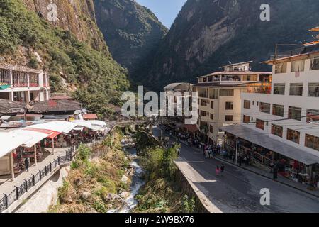 Il fiume Urubamba che scorre attraverso Aguas Calientes vicino a Machu Picchu in Perù Foto Stock