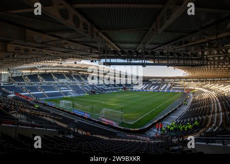 Hull, Regno Unito. 26 dicembre 2023. Una vista generale all'interno dello stadio MKM davanti alla partita del campionato Sky Bet Hull City vs Sunderland al MKM Stadium, Hull, Regno Unito, 26 dicembre 2023 (foto di James Heaton/News Images) a Hull, Regno Unito il 26/12/2023. (Foto di James Heaton/News Images/Sipa USA) credito: SIPA USA/Alamy Live News Foto Stock