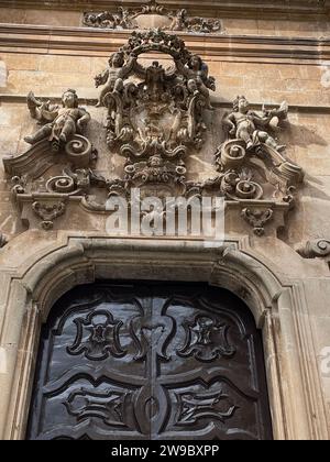 Martina Franca, Italia. L'elaborato stemma sopra il portale della Chiesa di San Domenico del XIX secolo. Foto Stock