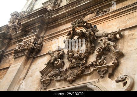 Martina Franca, Italia. L'elaborato stemma sopra il portale della Chiesa di San Domenico del XIX secolo. Foto Stock