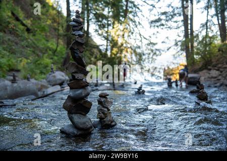 l'arte di bilanciamento in pietra multnomah falls oregon Foto Stock