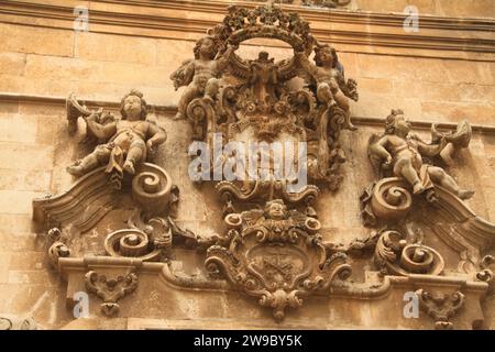 Martina Franca, Italia. L'elaborato stemma sopra il portale della Chiesa di San Domenico del XIX secolo. Foto Stock