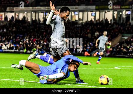 Oliver Norburn (18 Peterborough United) sfidato da Nelson Abbey (32 Reading) durante il match di Sky Bet League 1 tra Peterborough e Reading a London Road, Peterborough martedì 26 dicembre 2023. (Foto: Kevin Hodgson | mi News) crediti: MI News & Sport /Alamy Live News Foto Stock