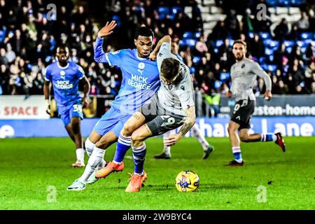 Lewis Wing (29 Reading) sfidato da Oliver Norburn (18 Peterborough United) durante il match di Sky Bet League 1 tra Peterborough e Reading a London Road, Peterborough martedì 26 dicembre 2023. (Foto: Kevin Hodgson | mi News) crediti: MI News & Sport /Alamy Live News Foto Stock