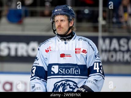 Muenchen, Deutschland. 26 dicembre 2023. Philip Samuelsson (Straubing Tigers, n. 43). EHC Red Bull Muenchen gegen Straubing Tigers, Eishockey, DEL, 31. Spieltag, Saison 2023/2024, 26.12.2023. Foto: Eibner-Pressefoto/Heike Feiner Credit: dpa/Alamy Live News Foto Stock