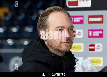 Muenchen, Deutschland. 26 dicembre 2023. Jan Luedeke (Magenta Sport). EHC Red Bull Muenchen gegen Straubing Tigers, Eishockey, DEL, 31. Spieltag, Saison 2023/2024, 26.12.2023. Foto: Eibner-Pressefoto/Heike Feiner Credit: dpa/Alamy Live News Foto Stock