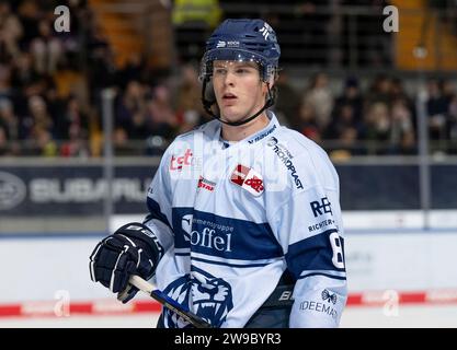 Muenchen, Deutschland. 26 dicembre 2023. Joshua Samanski (Straubing Tigers, n. 8). EHC Red Bull Muenchen gegen Straubing Tigers, Eishockey, DEL, 31. Spieltag, Saison 2023/2024, 26.12.2023. Foto: Eibner-Pressefoto/Heike Feiner Credit: dpa/Alamy Live News Foto Stock