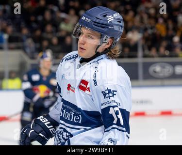 Muenchen, Deutschland. 26 dicembre 2023. Mario Zimmermann (Straubing Tigers, n. 13). EHC Red Bull Muenchen gegen Straubing Tigers, Eishockey, DEL, 31. Spieltag, Saison 2023/2024, 26.12.2023. Foto: Eibner-Pressefoto/Heike Feiner Credit: dpa/Alamy Live News Foto Stock