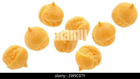 Piccole gocce di biscotti, palline di pasta sfoglia isolate su sfondo bianco Foto Stock