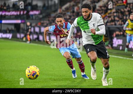 Turf Moor, Burnley, Lancashire, Regno Unito. 26 dicembre 2023. Premier League Football, Burnley contro Liverpool; Joe Gomez del Liverpool corre davanti a Vitinho di Burnley con la palla credito: Action Plus Sports/Alamy Live News Foto Stock