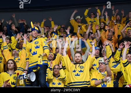 Gothenburg, Svezia. 26 dicembre 2023. Gothenburg, Svezia 20231226Fans durante la partita di hockey su ghiaccio del gruppo IIHF World Junior Championship tra Svezia e Lettonia allo Scandinavium di Gothenburg, Svezia, 26 dicembre 2023. Foto: Björn Larsson Rosvall/TT/Kod 9200 crediti: TT News Agency/Alamy Live News Foto Stock